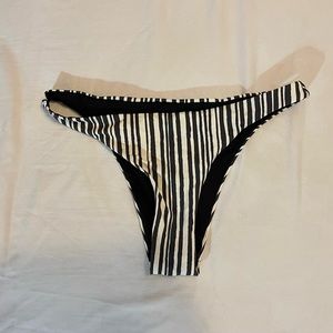 NEVER WORN BILLABONG BIKINI BOTTOMS